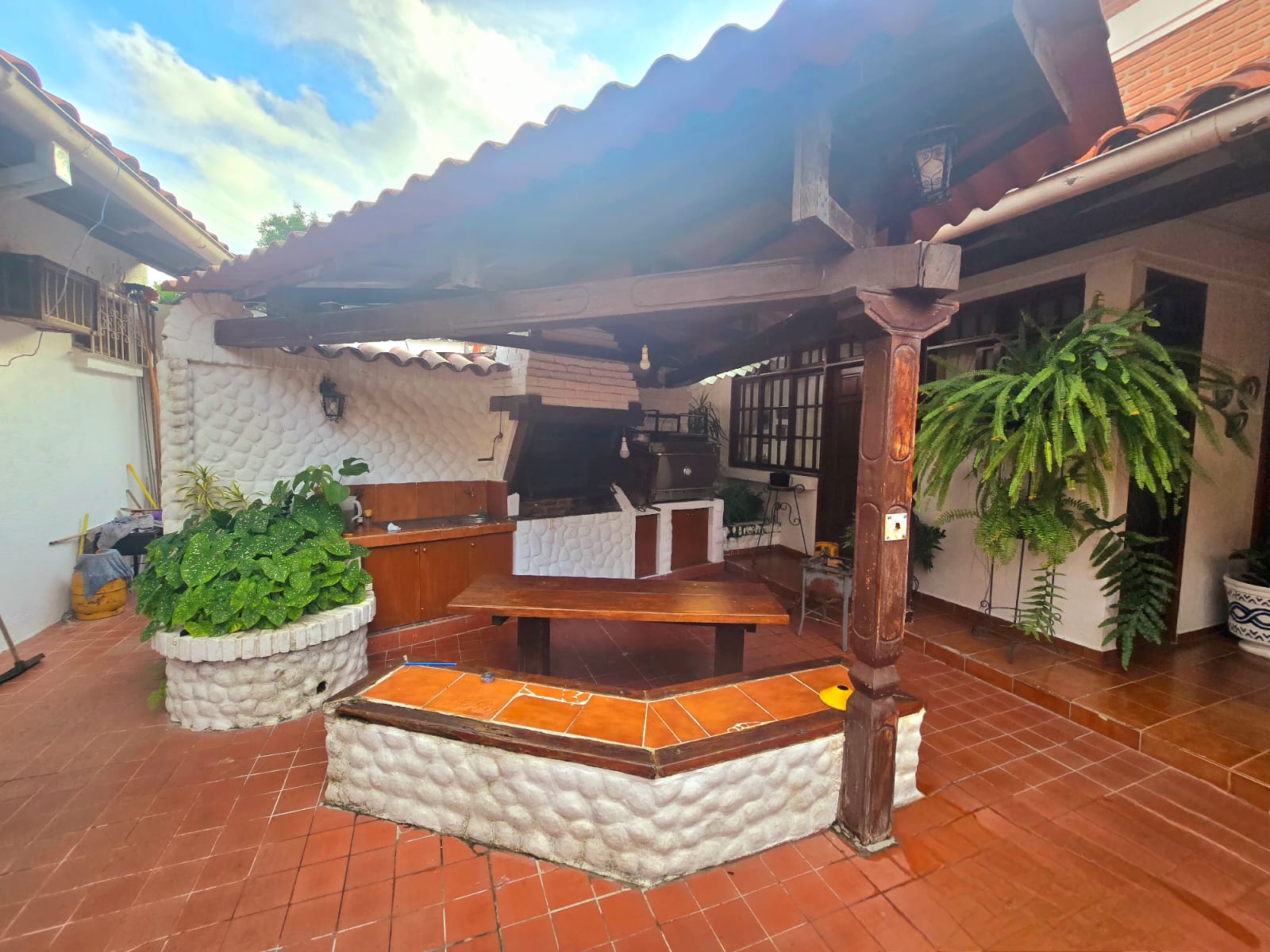 CASA ESTILO COLONIAL EN VENTA DE 4 DORMITORIOS EN ZONA OESTE A METROS DE LA AVENIDA CANAL ISUTO - INMUEBLE NUMERO 631