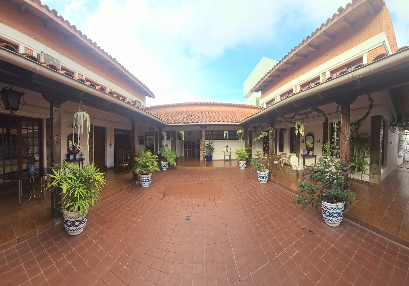 CASA ESTILO COLONIAL EN VENTA DE 4 DORMITORIOS EN ZONA OESTE A METROS DE LA AVENIDA CANAL ISUTO - INMUEBLE NUMERO 631