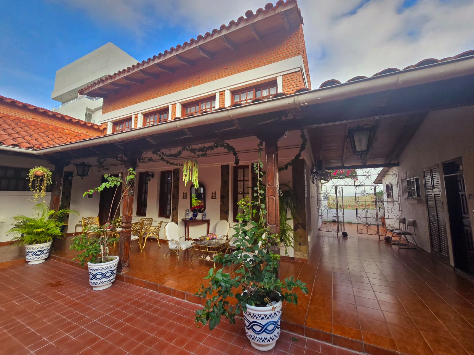 CASA ESTILO COLONIAL EN VENTA DE 4 DORMITORIOS EN ZONA OESTE A METROS DE LA AVENIDA CANAL ISUTO - INMUEBLE NUMERO 631