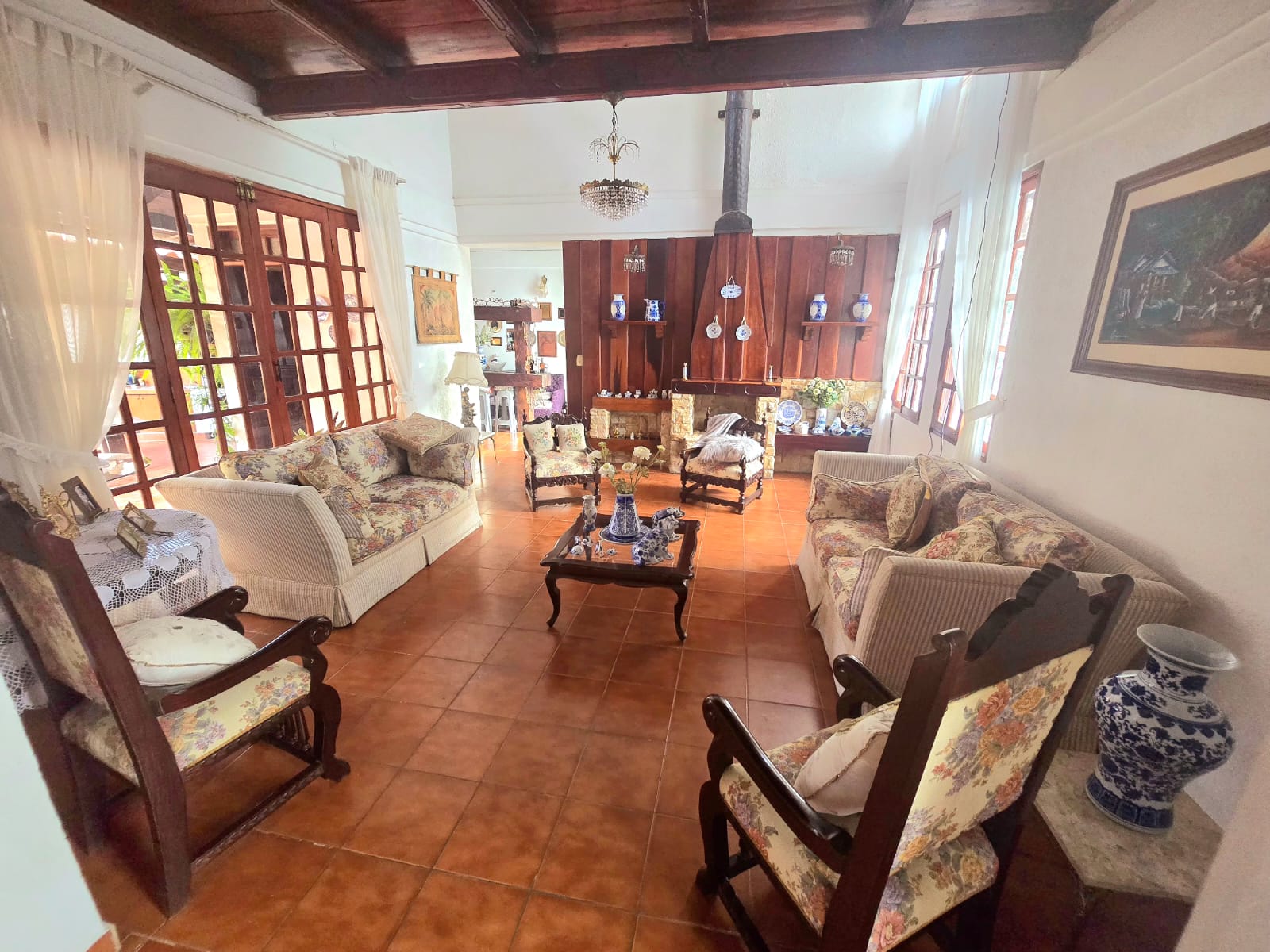 CASA ESTILO COLONIAL EN VENTA DE 4 DORMITORIOS EN ZONA OESTE A METROS DE LA AVENIDA CANAL ISUTO - INMUEBLE NUMERO 631