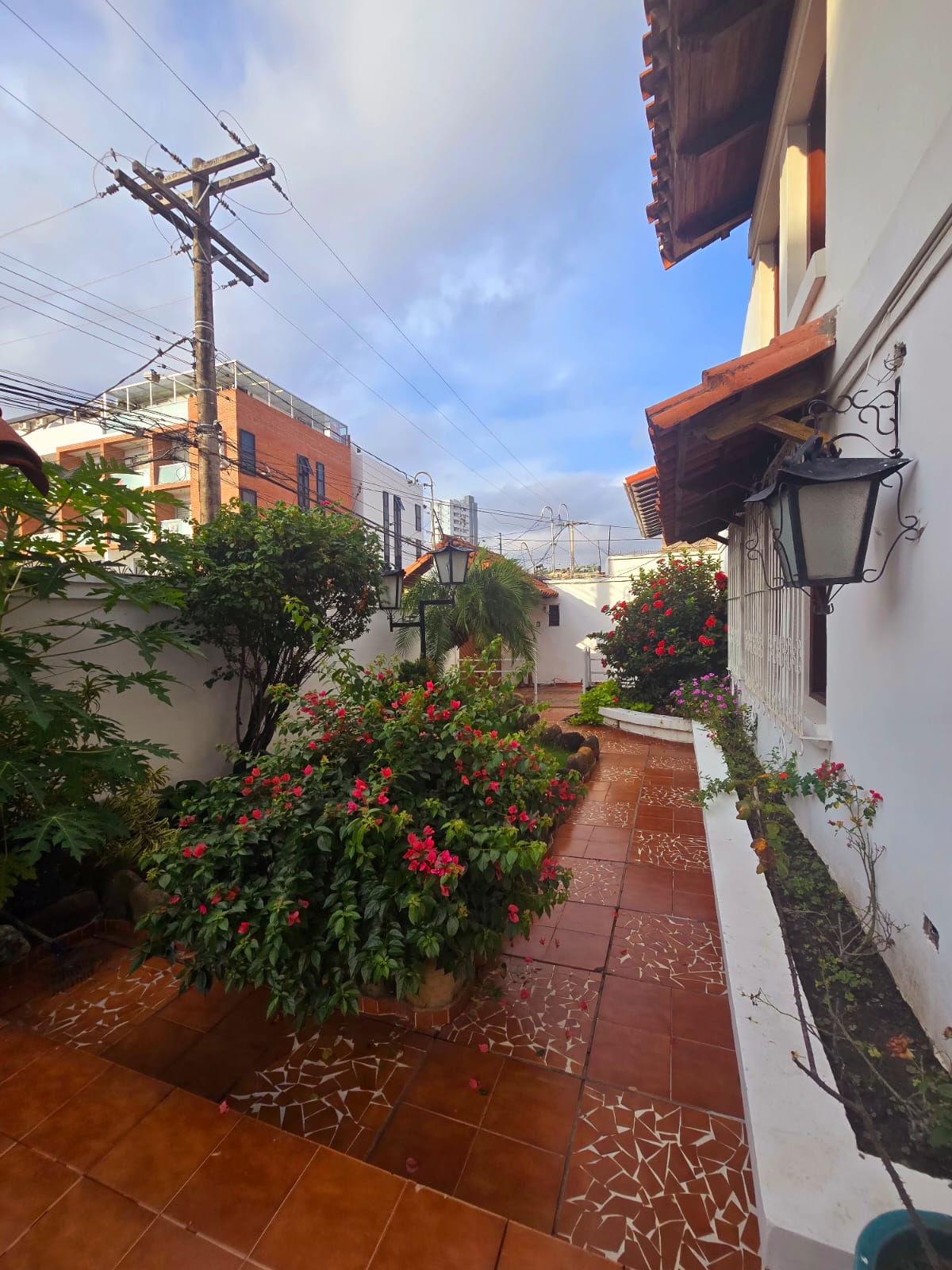 CASA ESTILO COLONIAL EN VENTA DE 4 DORMITORIOS EN ZONA OESTE A METROS DE LA AVENIDA CANAL ISUTO - INMUEBLE NUMERO 631
