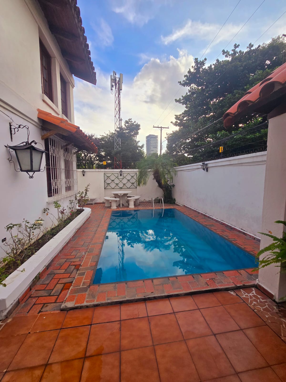 CASA ESTILO COLONIAL EN VENTA DE 4 DORMITORIOS EN ZONA OESTE A METROS DE LA AVENIDA CANAL ISUTO - INMUEBLE NUMERO 631