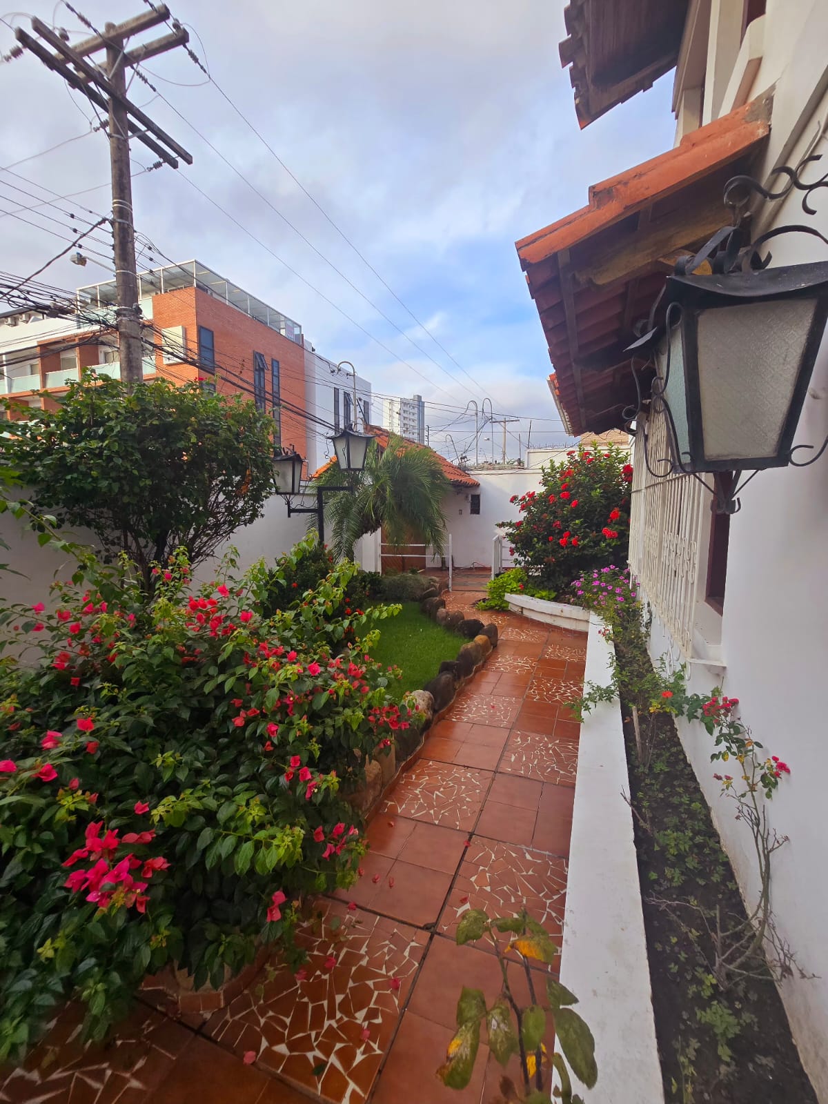 CASA ESTILO COLONIAL EN VENTA DE 4 DORMITORIOS EN ZONA OESTE A METROS DE LA AVENIDA CANAL ISUTO - INMUEBLE NUMERO 631