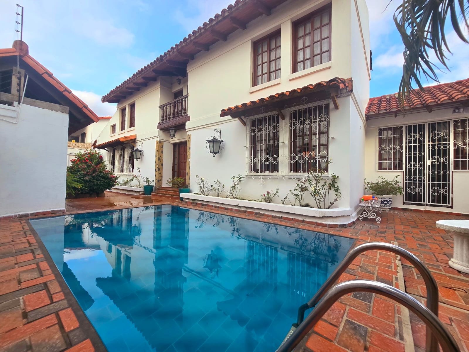 CASA ESTILO COLONIAL EN VENTA DE 4 DORMITORIOS EN ZONA OESTE A METROS DE LA AVENIDA CANAL ISUTO - INMUEBLE NUMERO 631