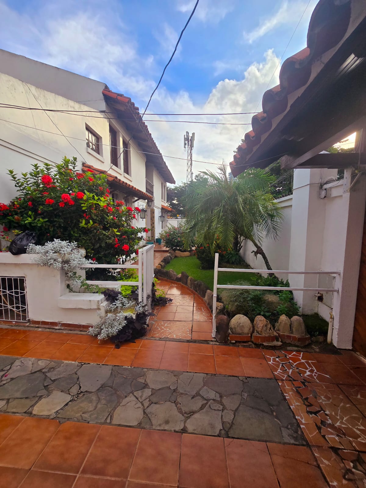 CASA ESTILO COLONIAL EN VENTA DE 4 DORMITORIOS EN ZONA OESTE A METROS DE LA AVENIDA CANAL ISUTO - INMUEBLE NUMERO 631