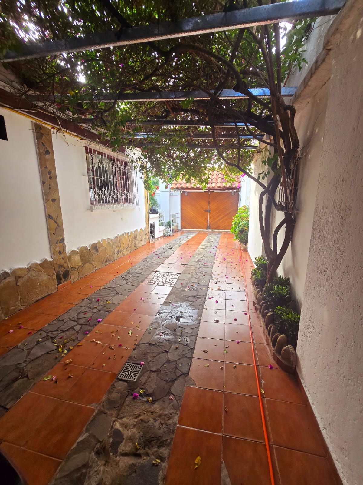 CASA ESTILO COLONIAL EN VENTA DE 4 DORMITORIOS EN ZONA OESTE A METROS DE LA AVENIDA CANAL ISUTO - INMUEBLE NUMERO 631