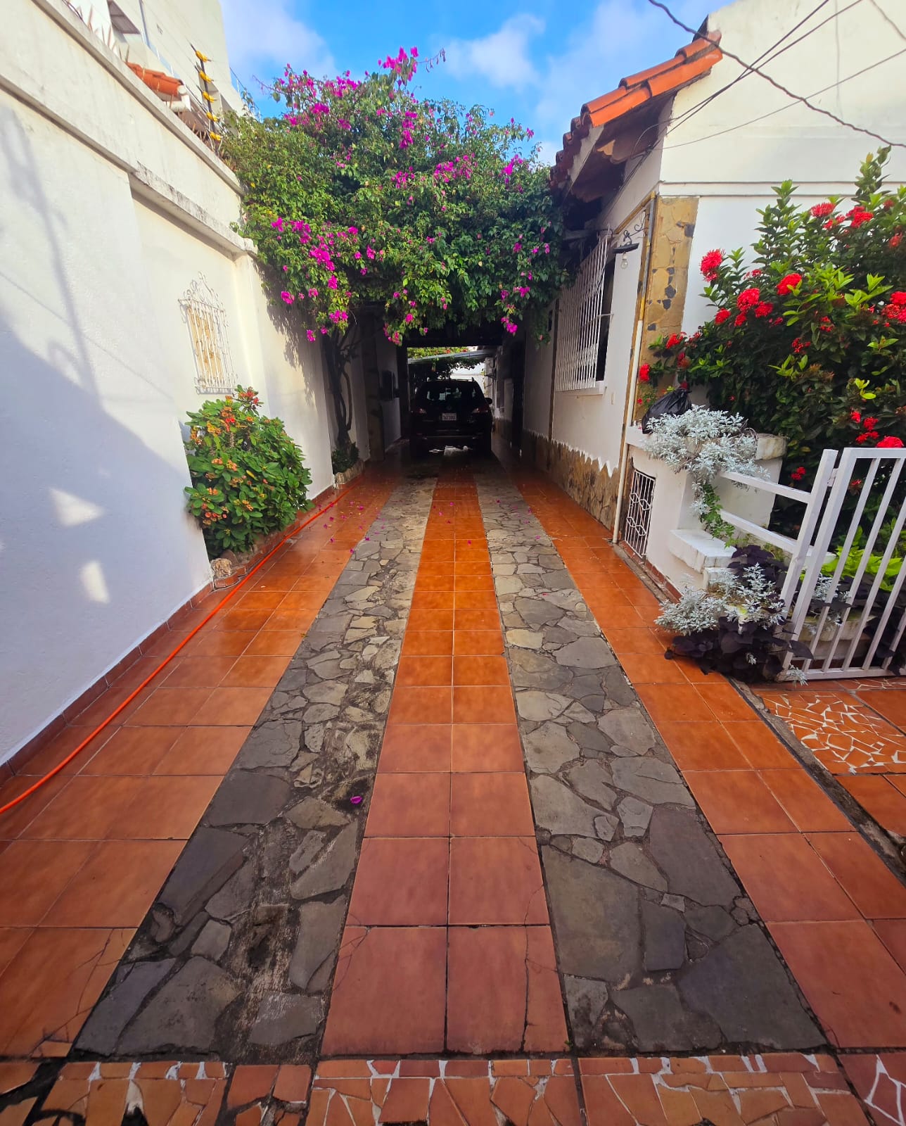 CASA ESTILO COLONIAL EN VENTA DE 4 DORMITORIOS EN ZONA OESTE A METROS DE LA AVENIDA CANAL ISUTO - INMUEBLE NUMERO 631