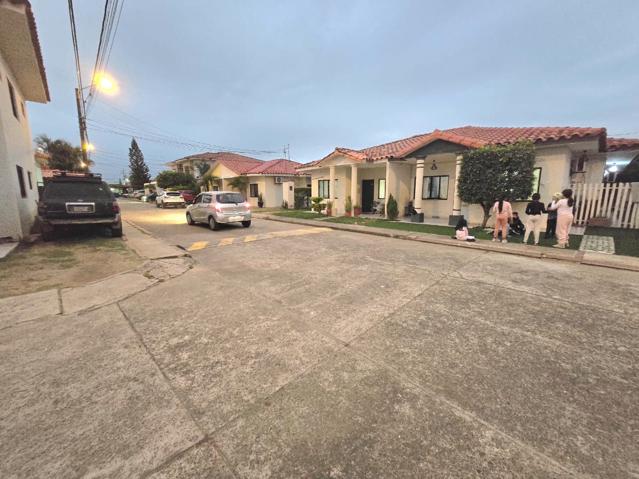 CASA EN ANTICRETICO DE 3 DORMITORIOS EN CONDOMINIO ZONA SUR SIN DEUDAS - INMUEBLE NUMERO 654