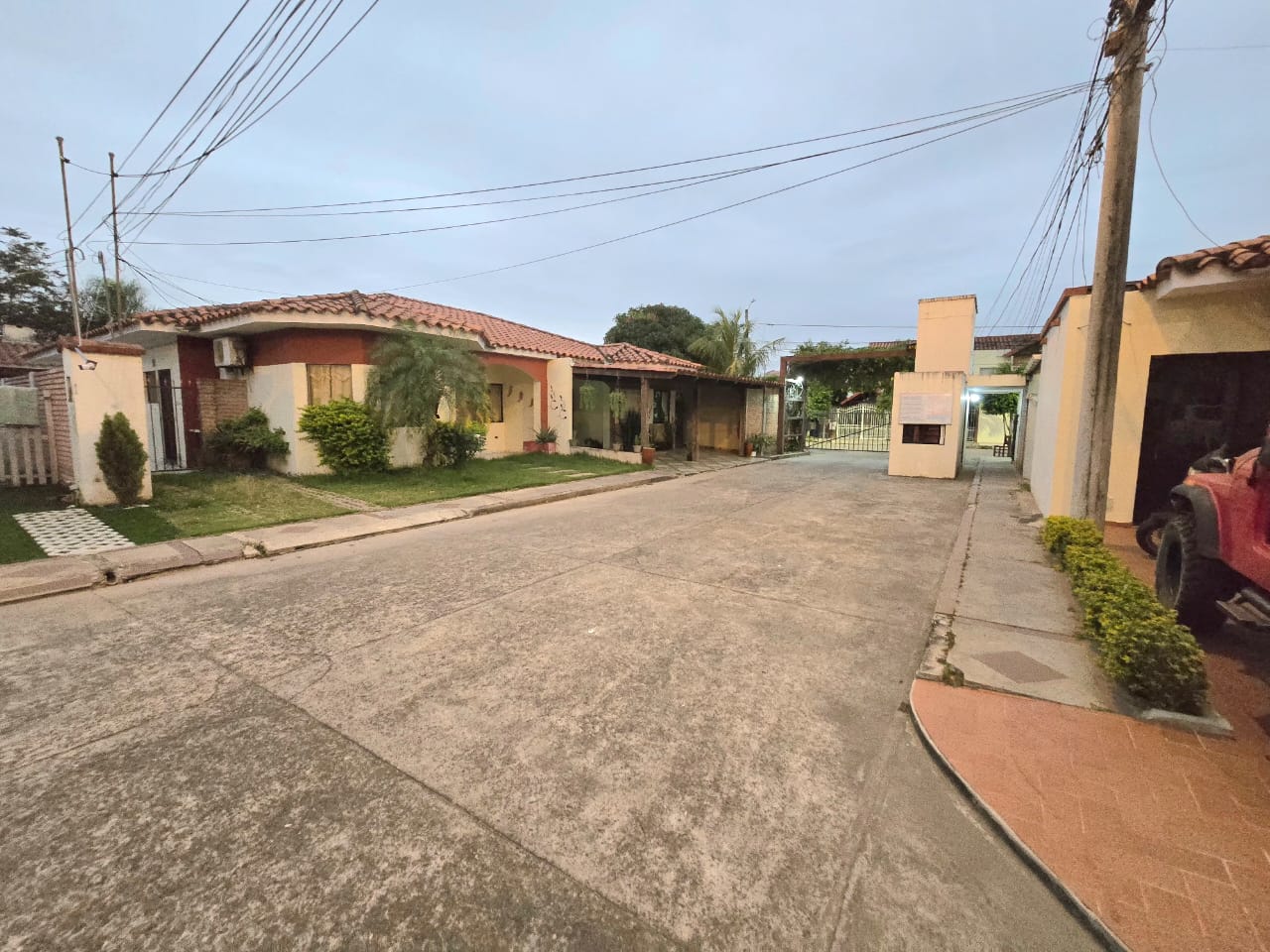 CASA EN ANTICRETICO DE 3 DORMITORIOS EN CONDOMINIO ZONA SUR SIN DEUDAS - INMUEBLE NUMERO 654
