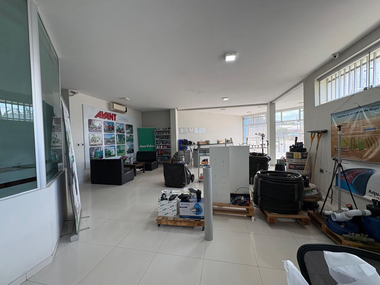 AMPLIO TERRENO CON OFICINAS, SHOWROOM Y GALPON EN VENTA SOBRE AVENIDA PRINCIPAL ZONA NORTE - INMUEBLE NUMERO 661