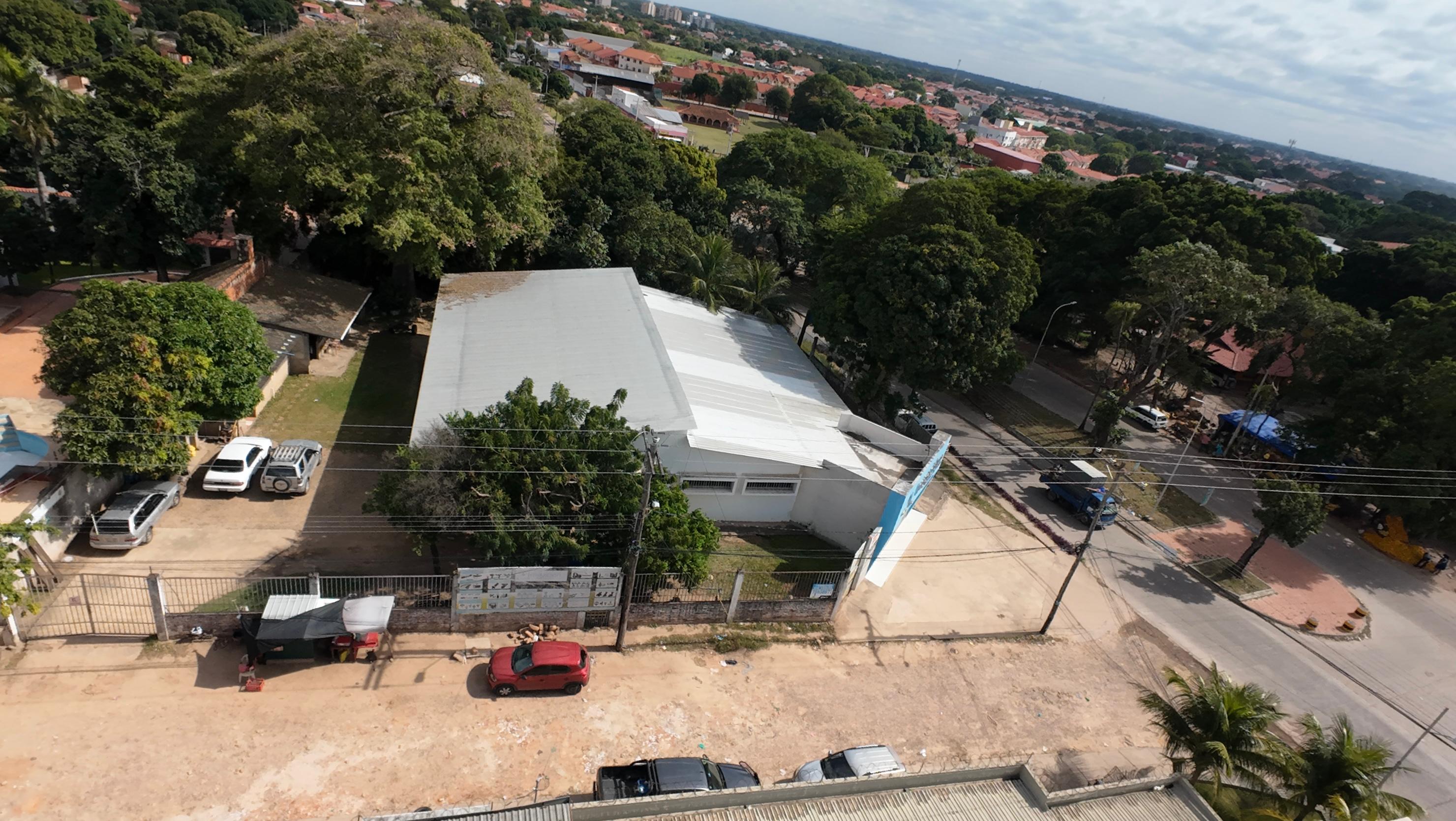AMPLIO TERRENO CON OFICINAS, SHOWROOM Y GALPON EN VENTA SOBRE AVENIDA PRINCIPAL ZONA NORTE - INMUEBLE NUMERO 661