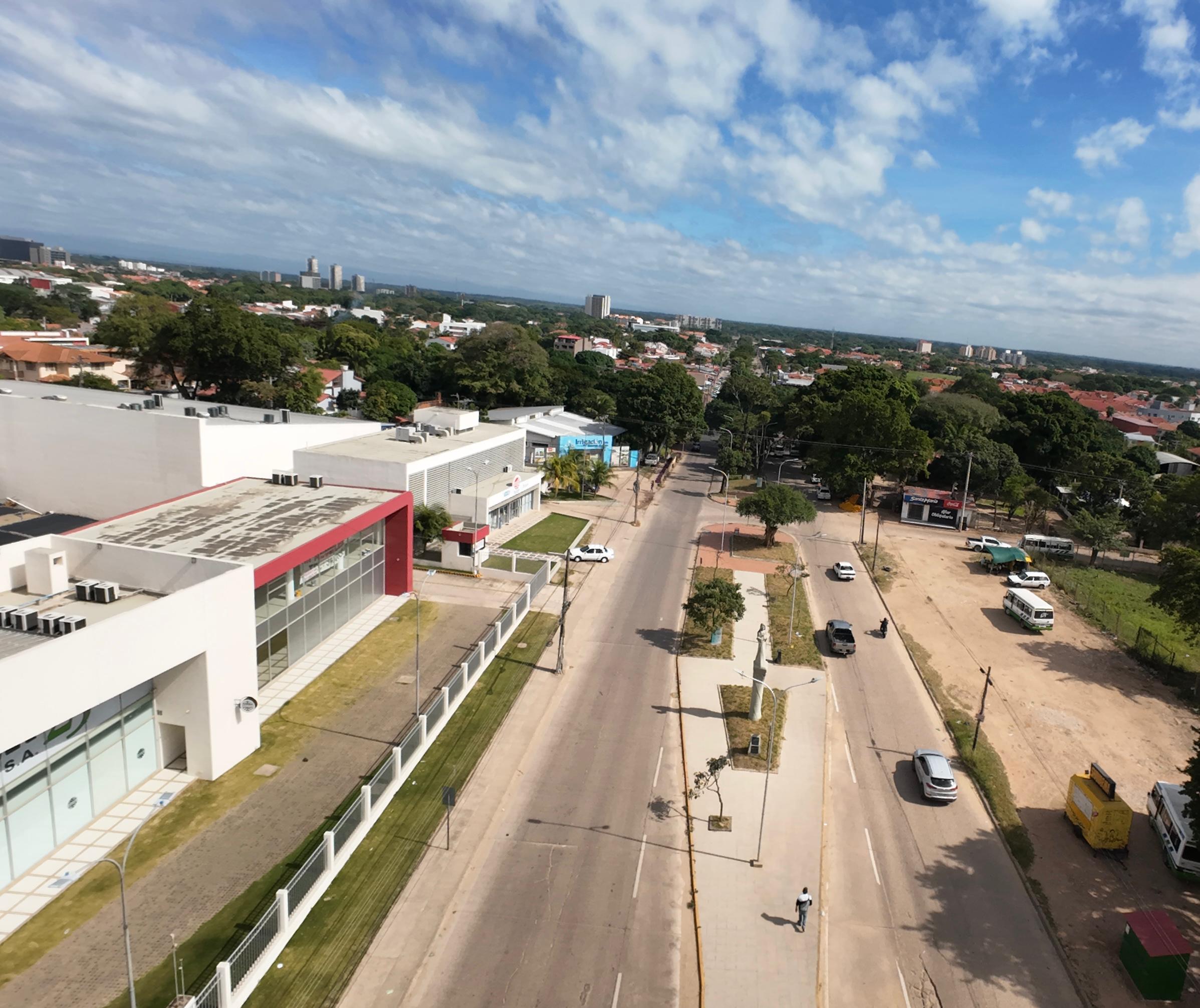 AMPLIO TERRENO CON OFICINAS, SHOWROOM Y GALPON EN VENTA SOBRE AVENIDA PRINCIPAL ZONA NORTE - INMUEBLE NUMERO 661