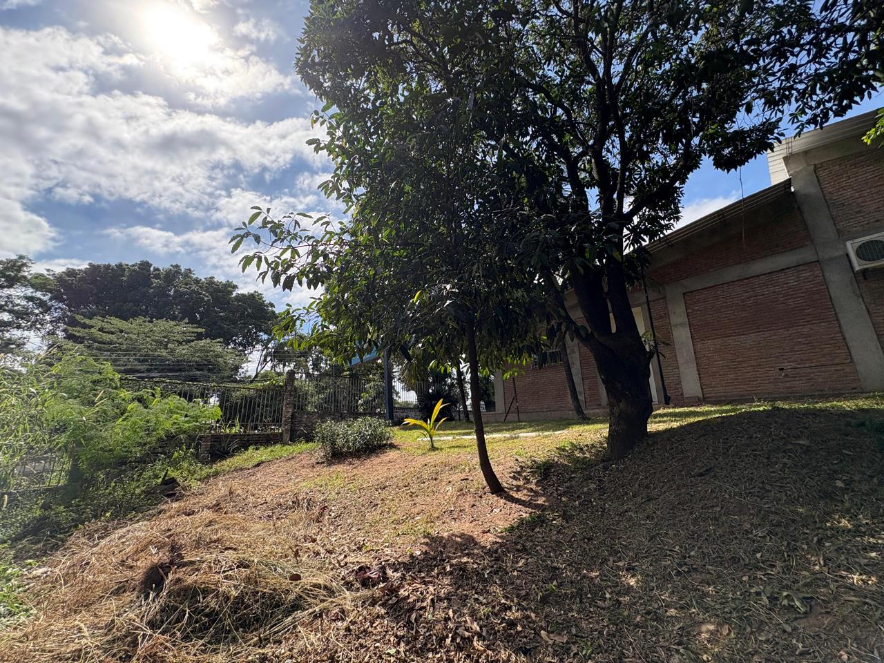 AMPLIO TERRENO CON OFICINAS, SHOWROOM Y GALPON EN VENTA SOBRE AVENIDA PRINCIPAL ZONA NORTE - INMUEBLE NUMERO 661