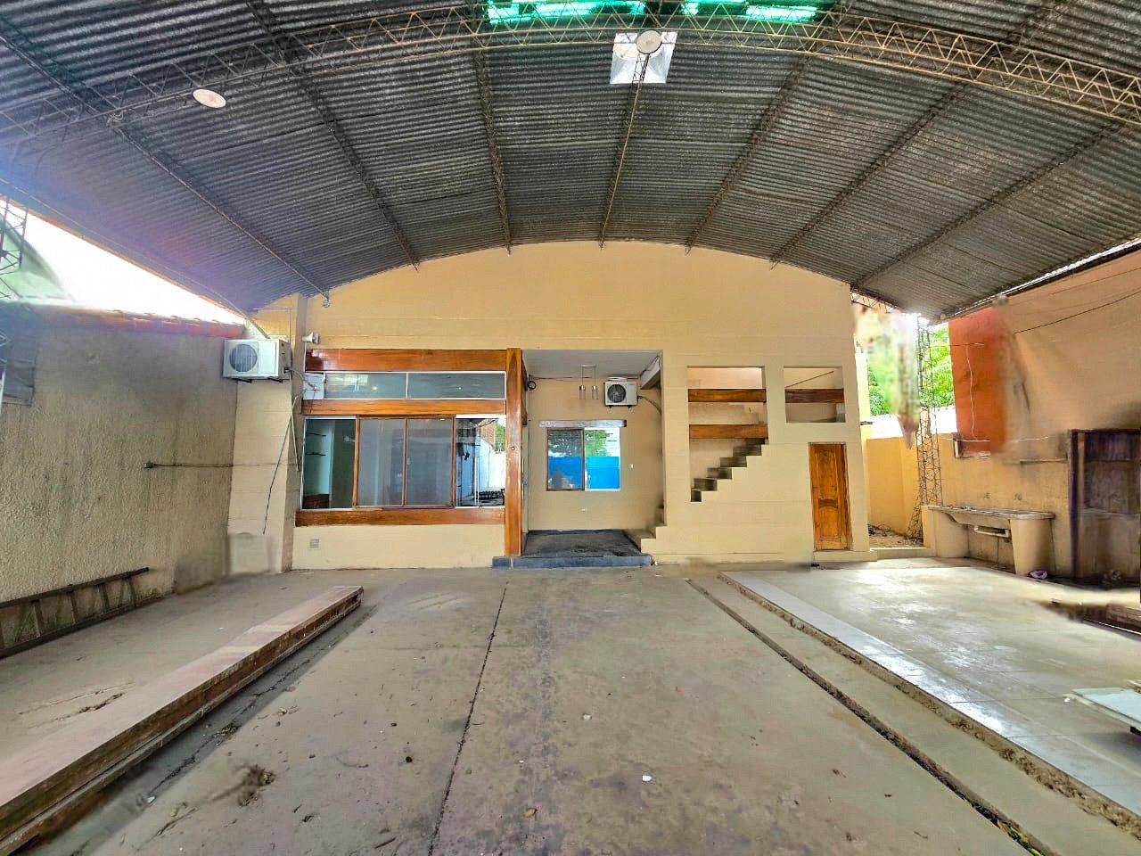 CASA COMERCIAL CON GALPÓN SOBRE AVENIDA EN VENTA - INMUEBLE NUMERO 662