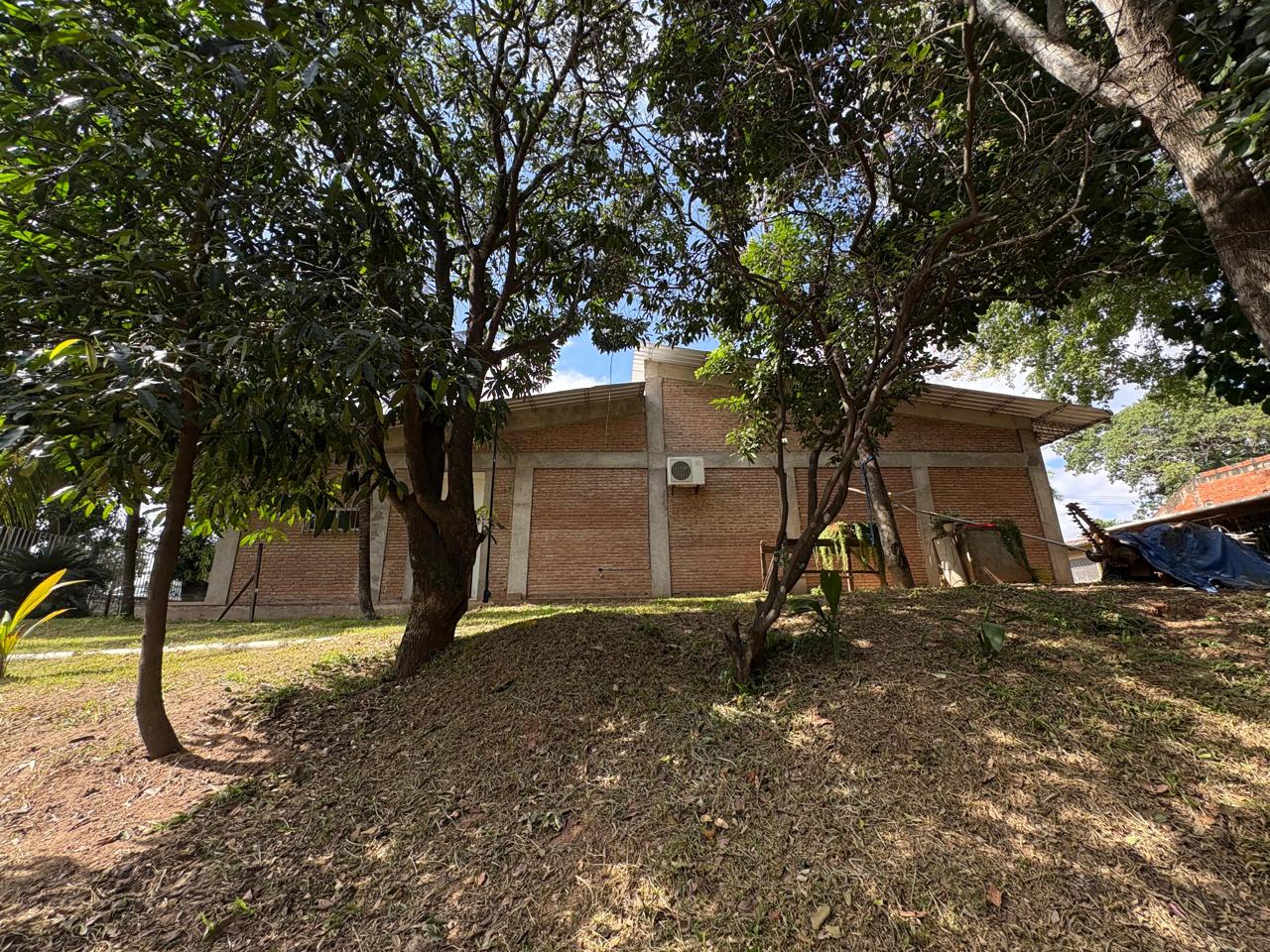 AMPLIO TERRENO CON OFICINAS, SHOWROOM Y GALPON EN VENTA SOBRE AVENIDA PRINCIPAL ZONA NORTE - INMUEBLE NUMERO 661