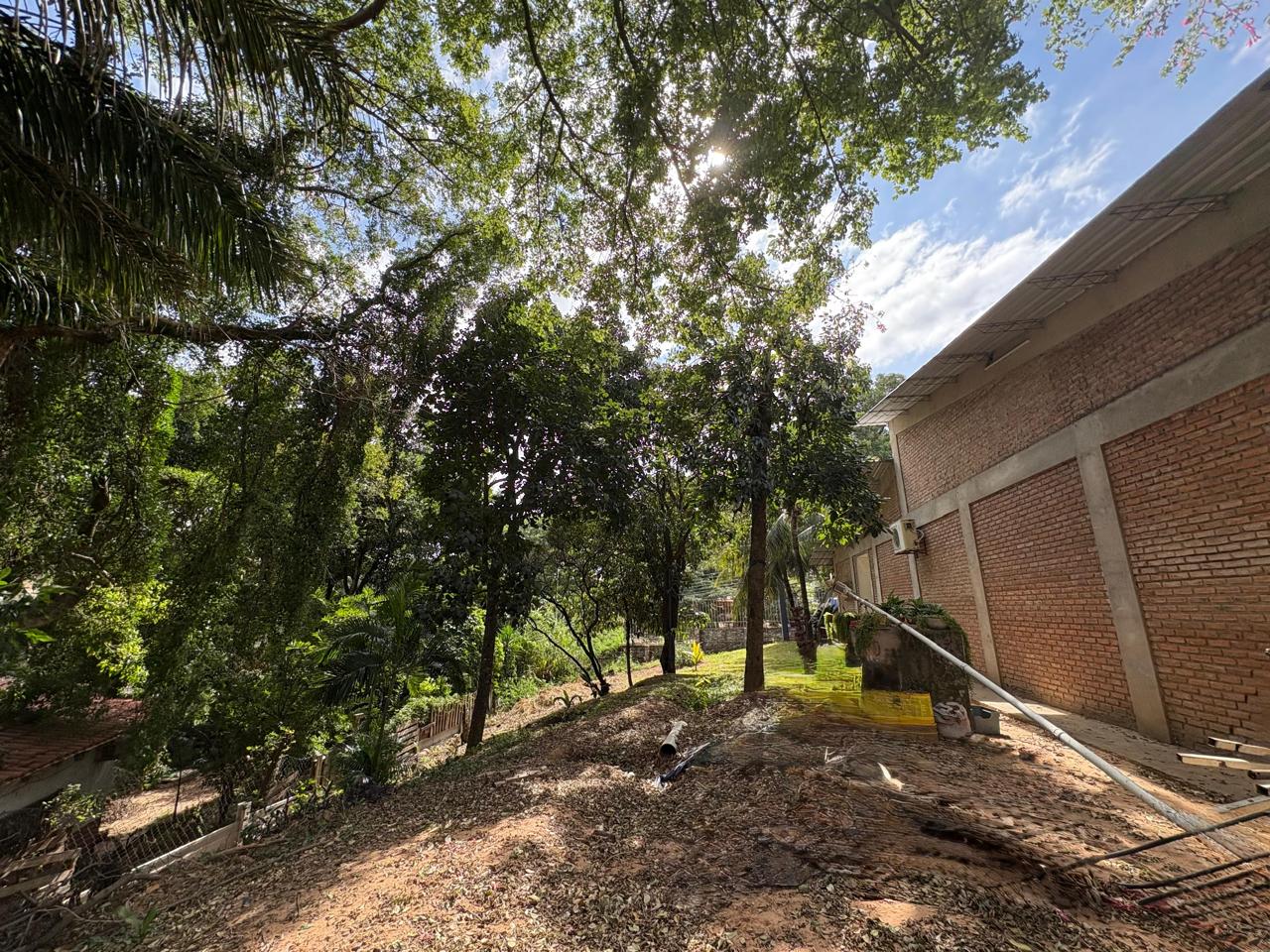 AMPLIO TERRENO CON OFICINAS, SHOWROOM Y GALPON EN VENTA SOBRE AVENIDA PRINCIPAL ZONA NORTE - INMUEBLE NUMERO 661