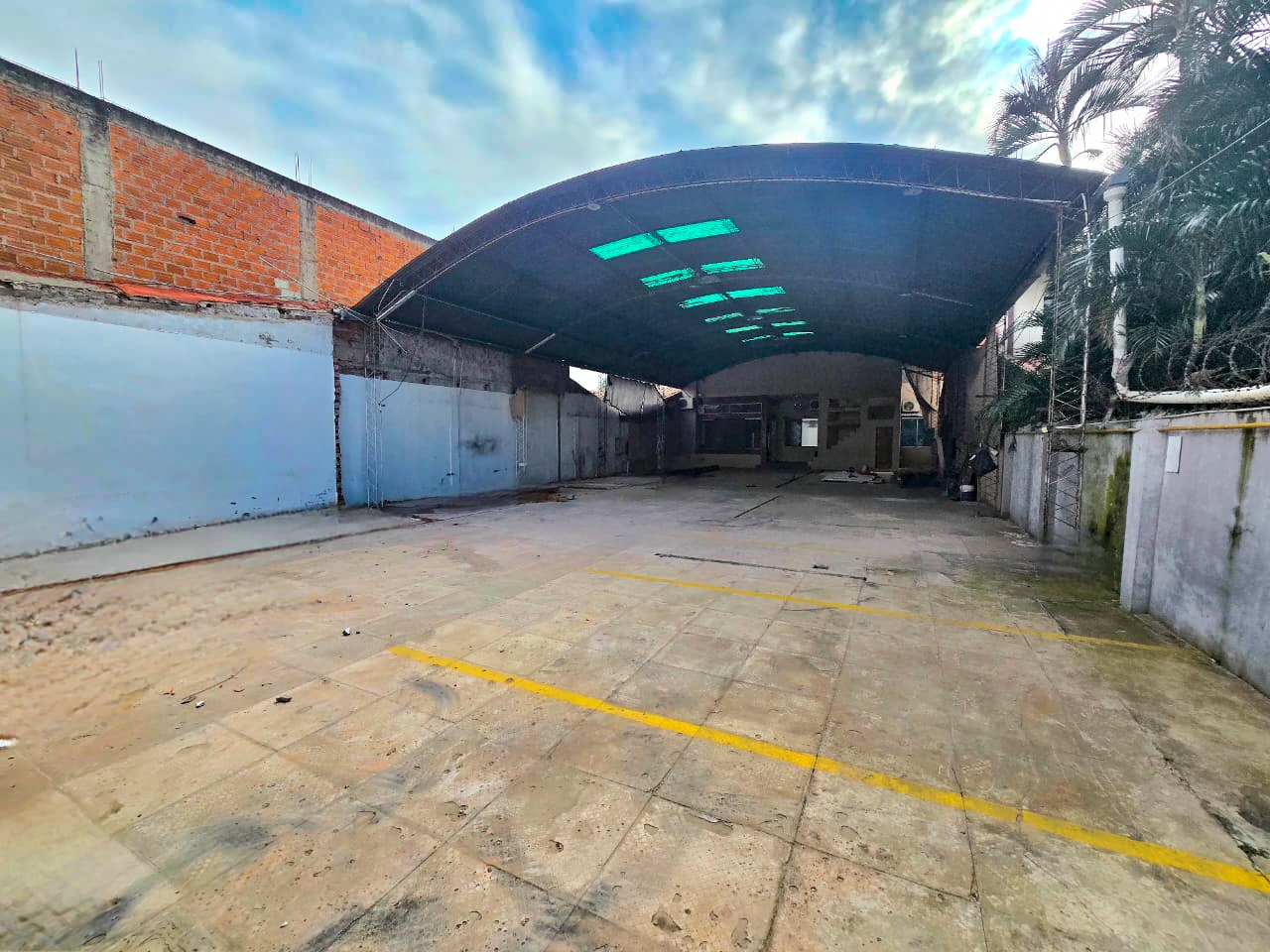 CASA COMERCIAL CON GALPÓN SOBRE AVENIDA EN VENTA - INMUEBLE NUMERO 662
