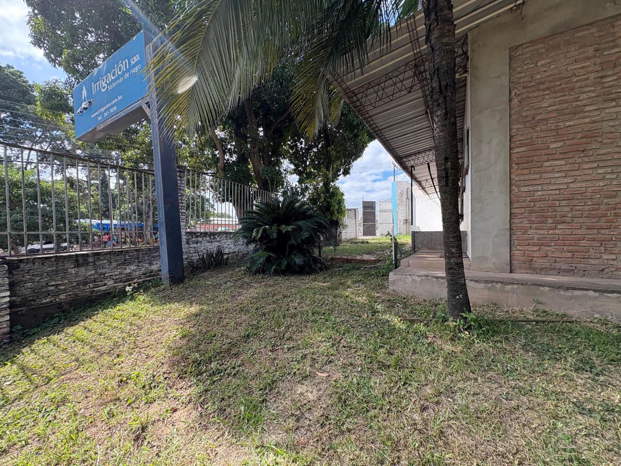 AMPLIO TERRENO CON OFICINAS, SHOWROOM Y GALPON EN VENTA SOBRE AVENIDA PRINCIPAL ZONA NORTE - INMUEBLE NUMERO 661