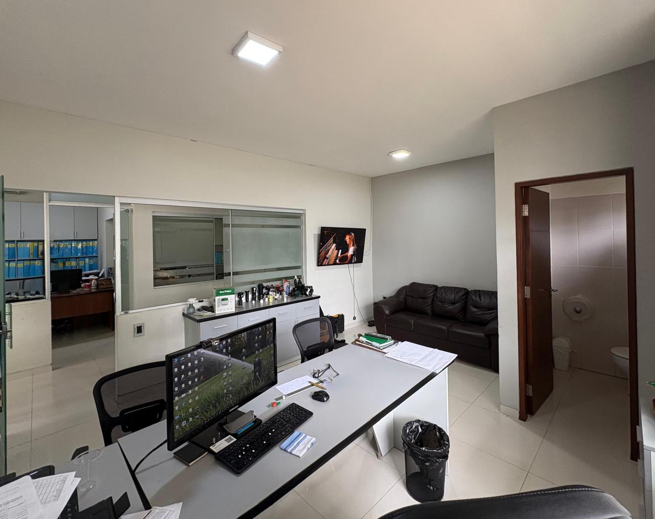 AMPLIO TERRENO CON OFICINAS, SHOWROOM Y GALPON EN VENTA SOBRE AVENIDA PRINCIPAL ZONA NORTE - INMUEBLE NUMERO 661
