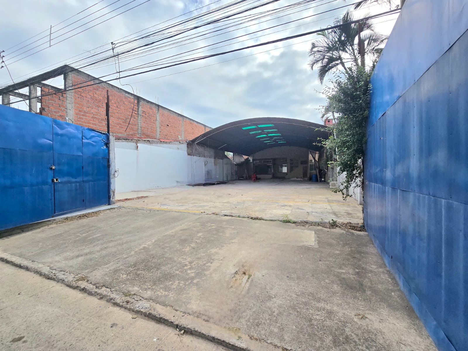 CASA COMERCIAL CON GALPÓN SOBRE AVENIDA EN VENTA - INMUEBLE NUMERO 662