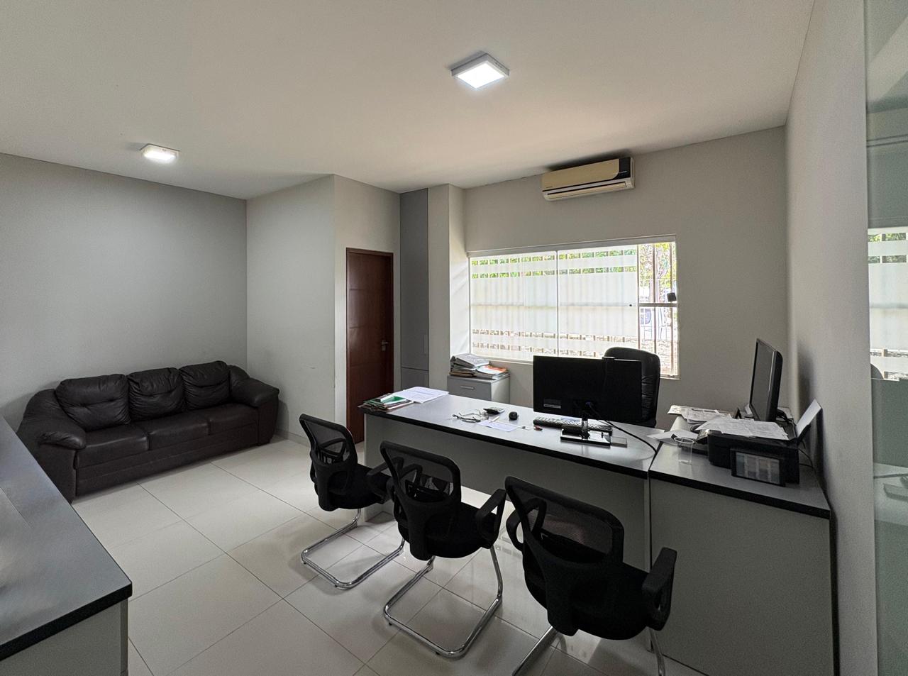 AMPLIO TERRENO CON OFICINAS, SHOWROOM Y GALPON EN VENTA SOBRE AVENIDA PRINCIPAL ZONA NORTE - INMUEBLE NUMERO 661