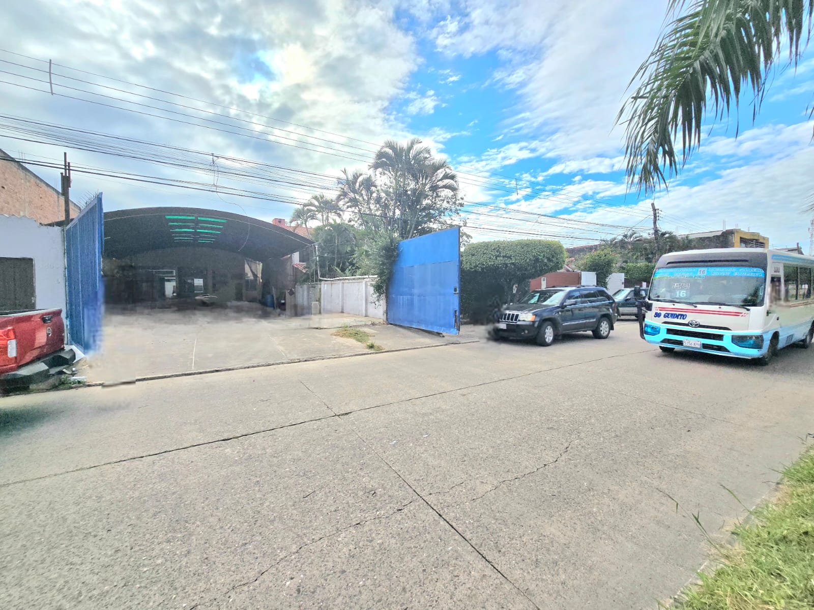CASA COMERCIAL CON GALPÓN SOBRE AVENIDA EN VENTA - INMUEBLE NUMERO 662