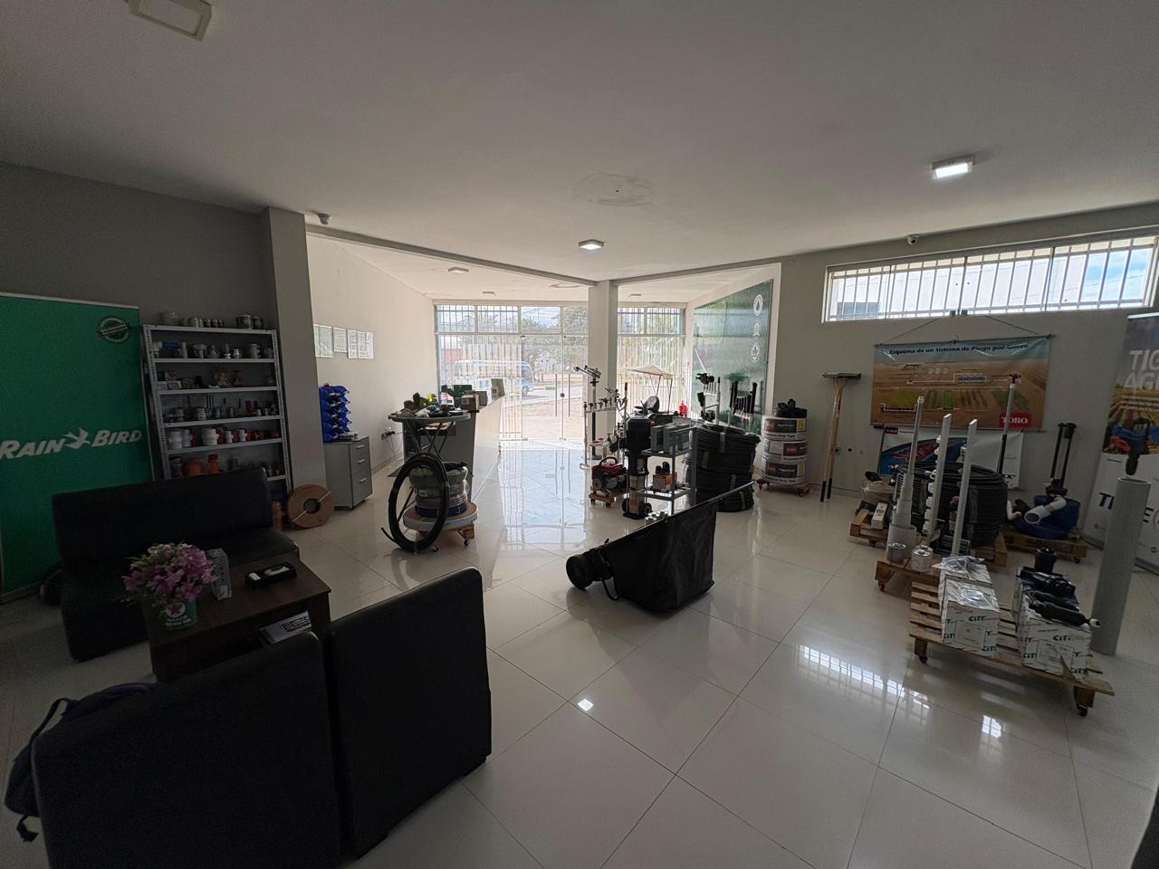 AMPLIO TERRENO CON OFICINAS, SHOWROOM Y GALPON EN VENTA SOBRE AVENIDA PRINCIPAL ZONA NORTE - INMUEBLE NUMERO 661