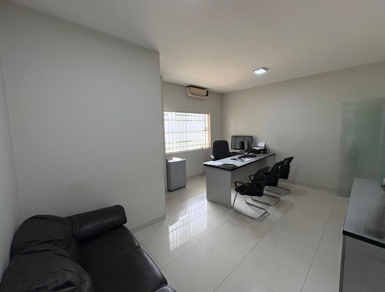 AMPLIO TERRENO CON OFICINAS, SHOWROOM Y GALPON EN VENTA SOBRE AVENIDA PRINCIPAL ZONA NORTE - INMUEBLE NUMERO 661