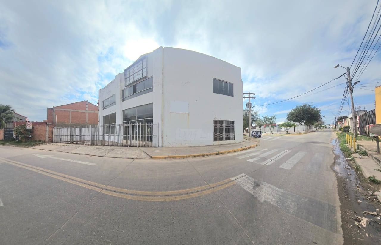 GALPON CON OFICINAS EN VENTA A PRECIO DE TERRENO ZONA NORTE - INMUEBLE NUMERO 718
