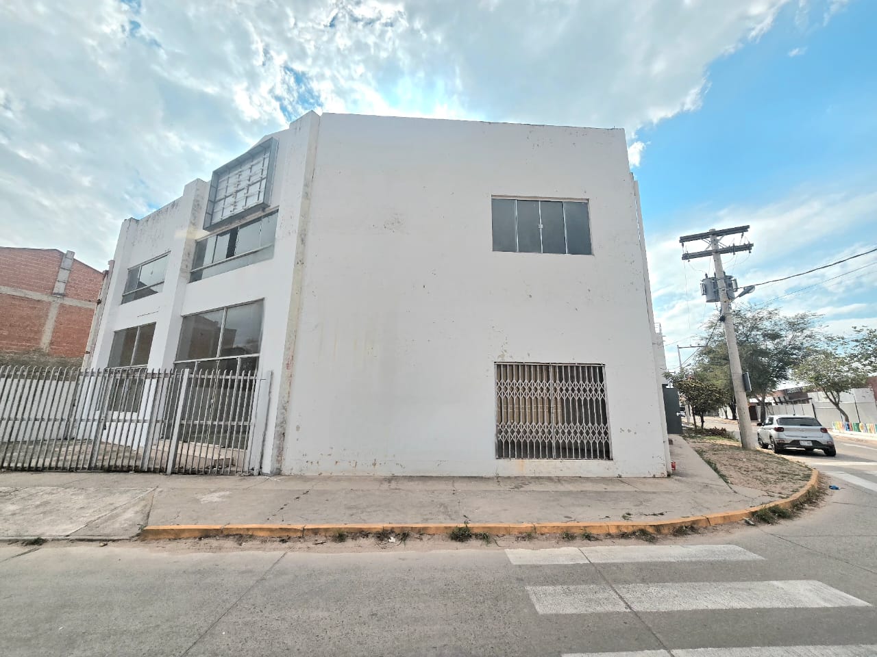 GALPON CON OFICINAS EN VENTA A PRECIO DE TERRENO ZONA NORTE - INMUEBLE NUMERO 718