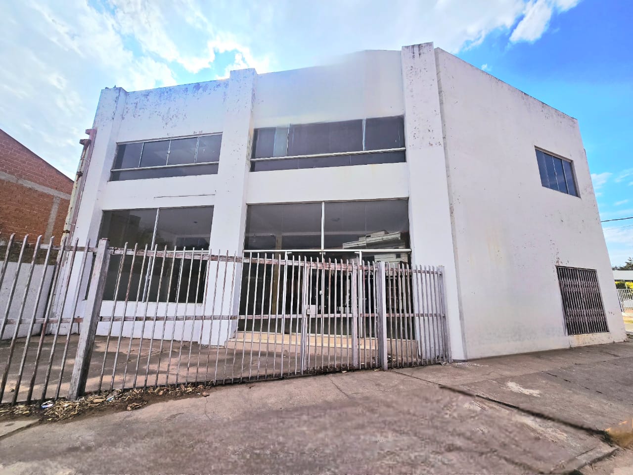GALPON CON OFICINAS EN VENTA A PRECIO DE TERRENO ZONA NORTE - INMUEBLE NUMERO 718