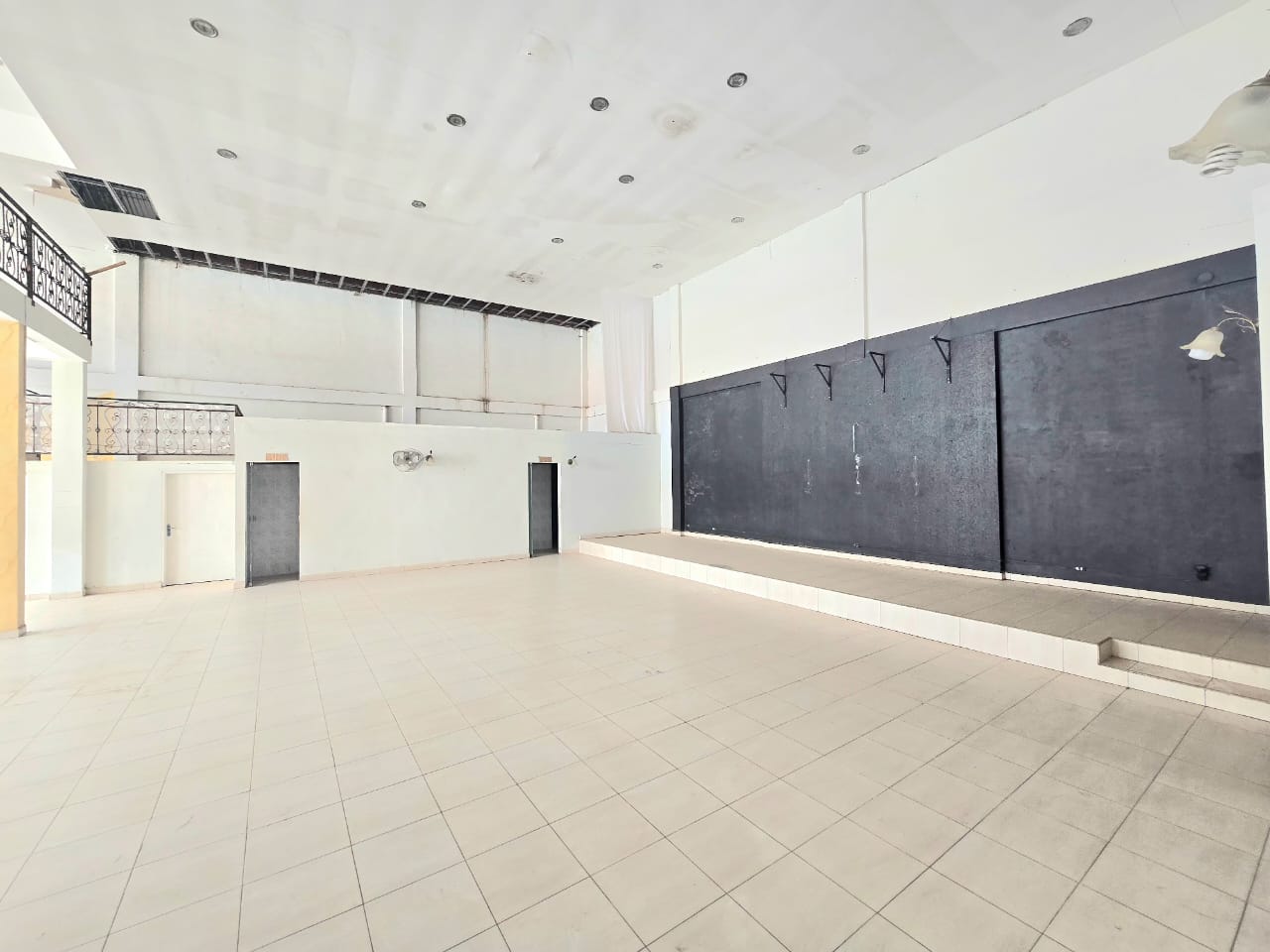 GALPON CON OFICINAS EN VENTA A PRECIO DE TERRENO ZONA NORTE - INMUEBLE NUMERO 718