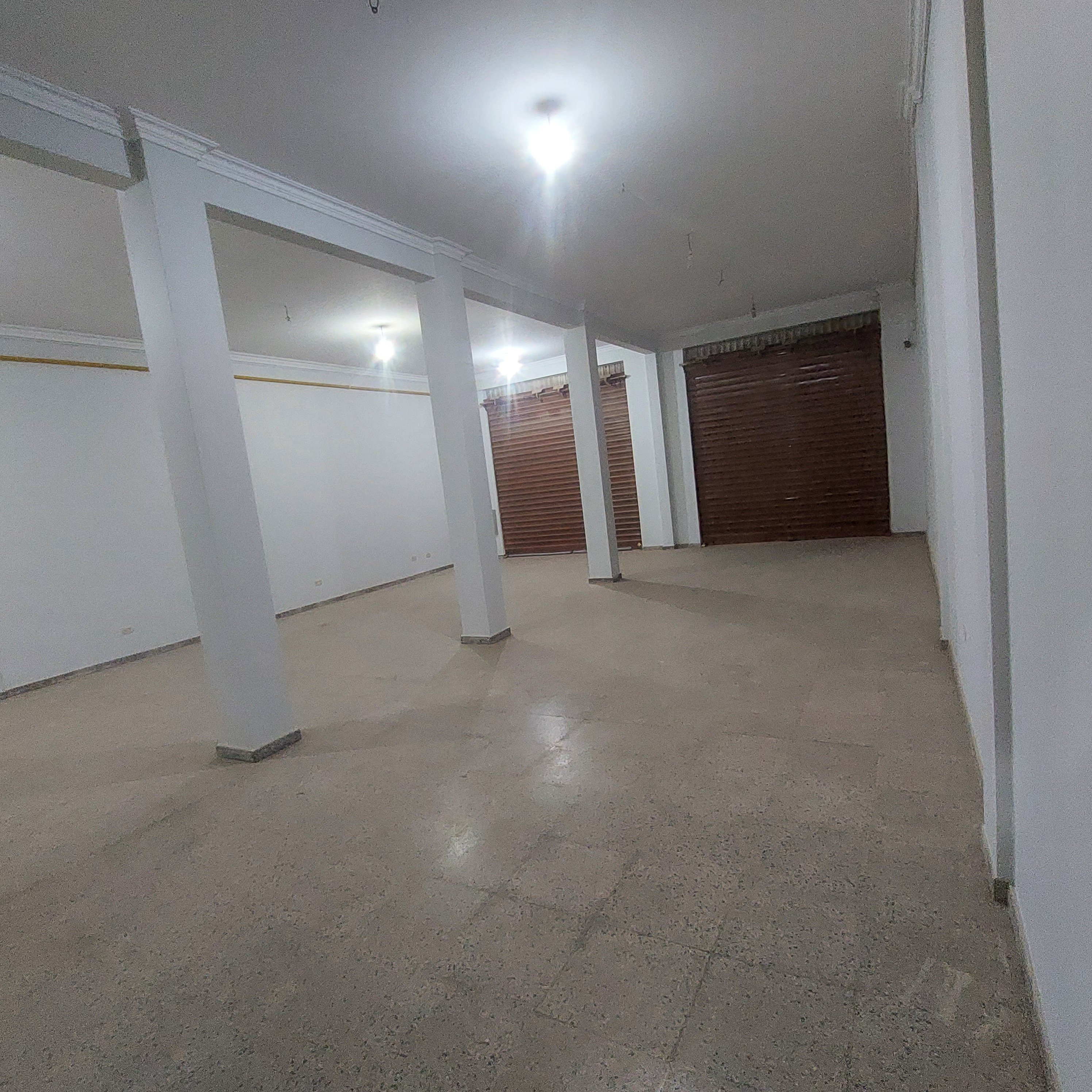 Casa de 3 plantas más tienda comercial en Alquiler