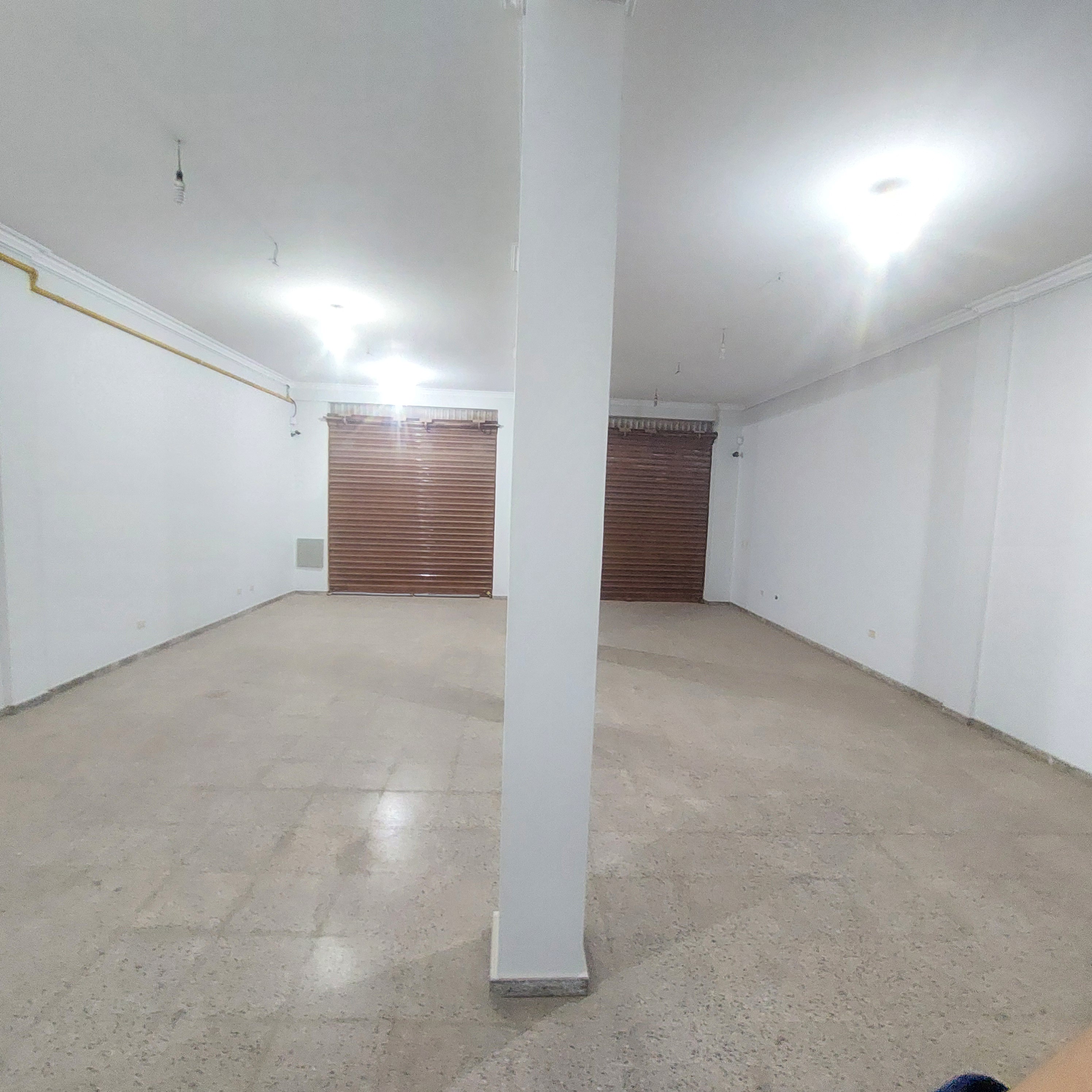 Casa de 3 plantas más tienda comercial en Alquiler