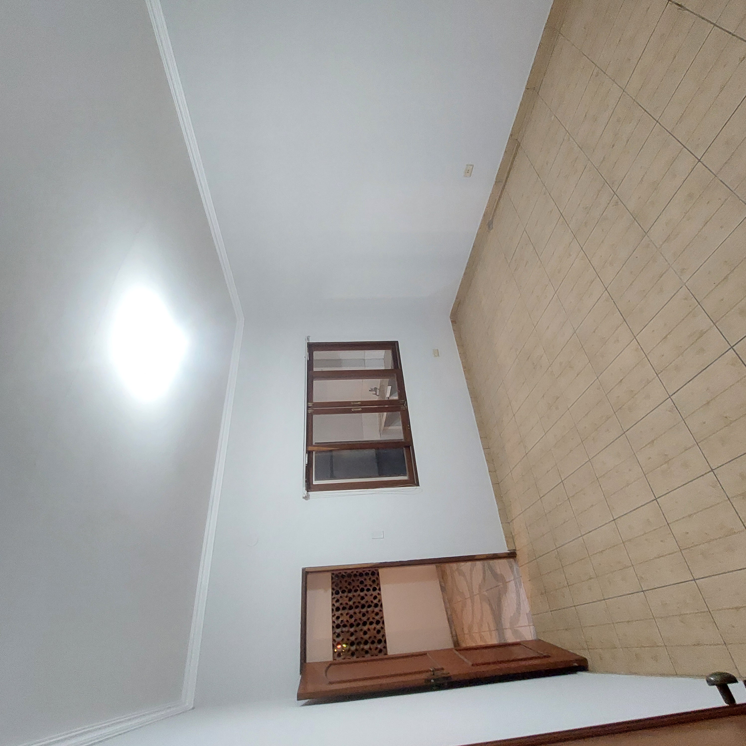 Casa de 3 plantas más tienda comercial en Alquiler