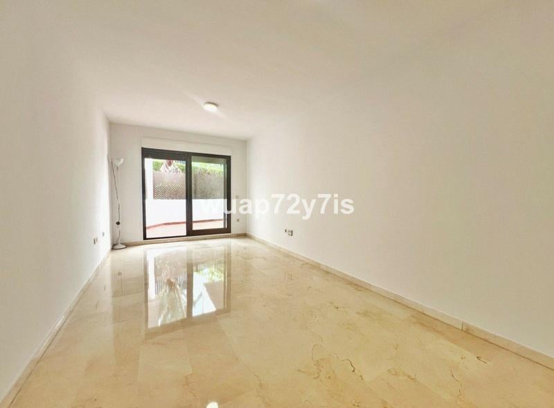 Apartamento de 3 dormitorios en planta baja en ubicación pri