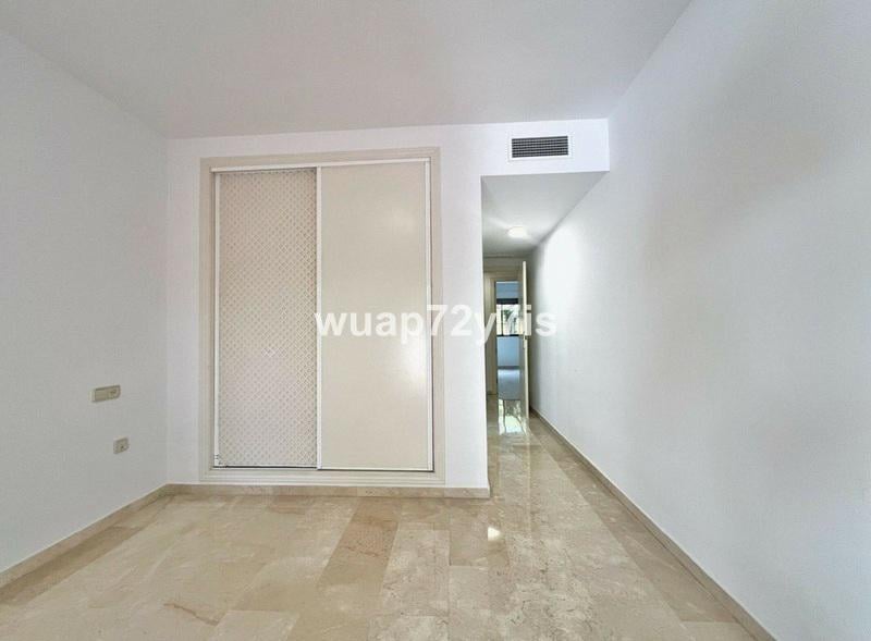 Apartamento de 3 dormitorios en planta baja en ubicación pri