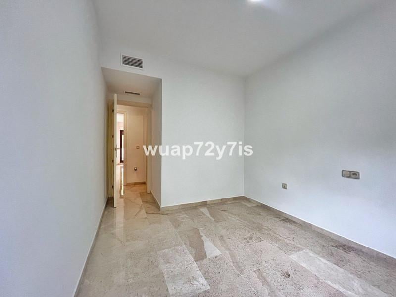 Apartamento de 3 dormitorios en planta baja en ubicación pri