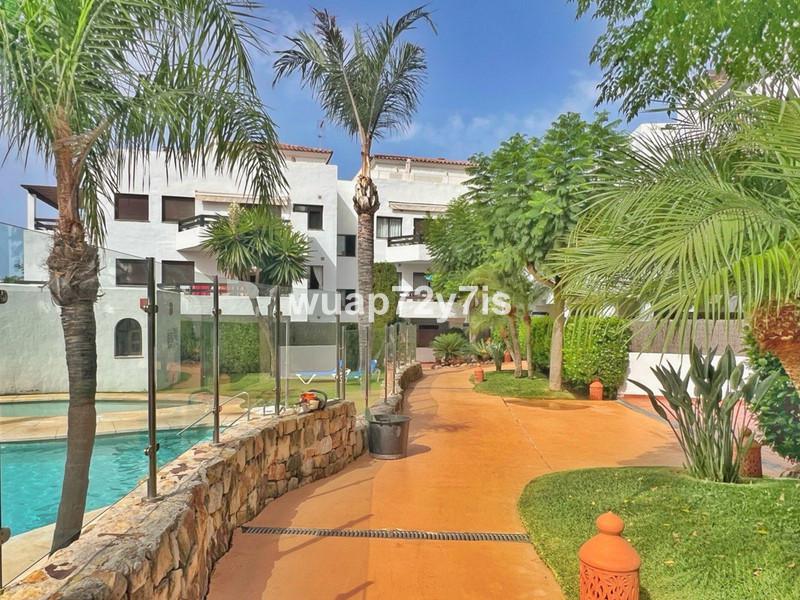Apartamento de 3 dormitorios en planta baja en ubicación pri