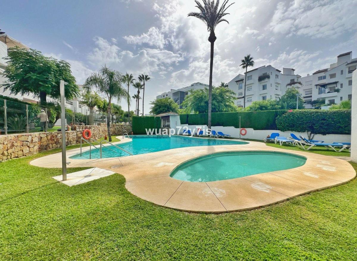 Apartamento de 3 dormitorios en planta baja en ubicación pri