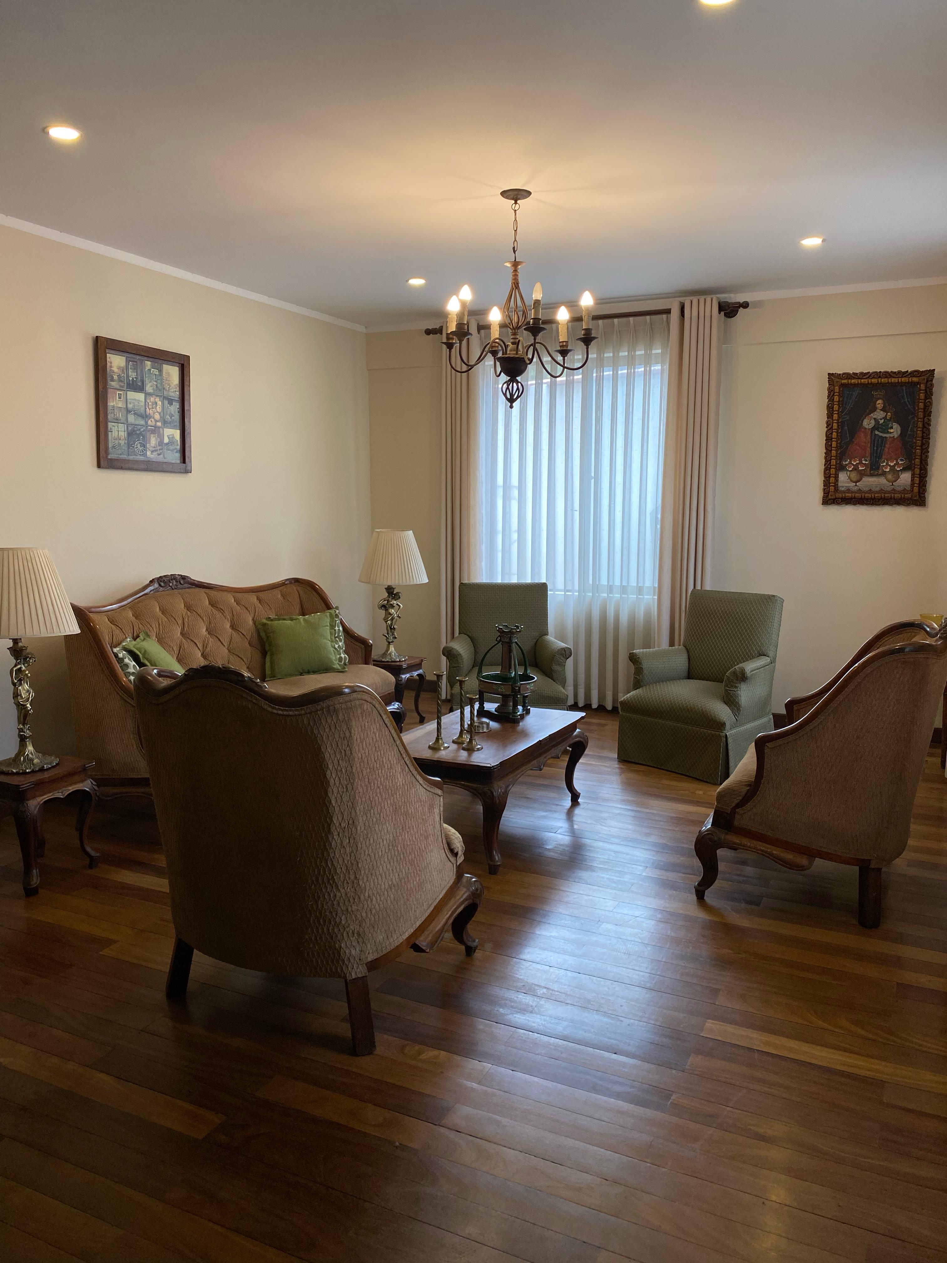 ¡Calacoto! Casa en esquina a precio de terreno 🏡✨