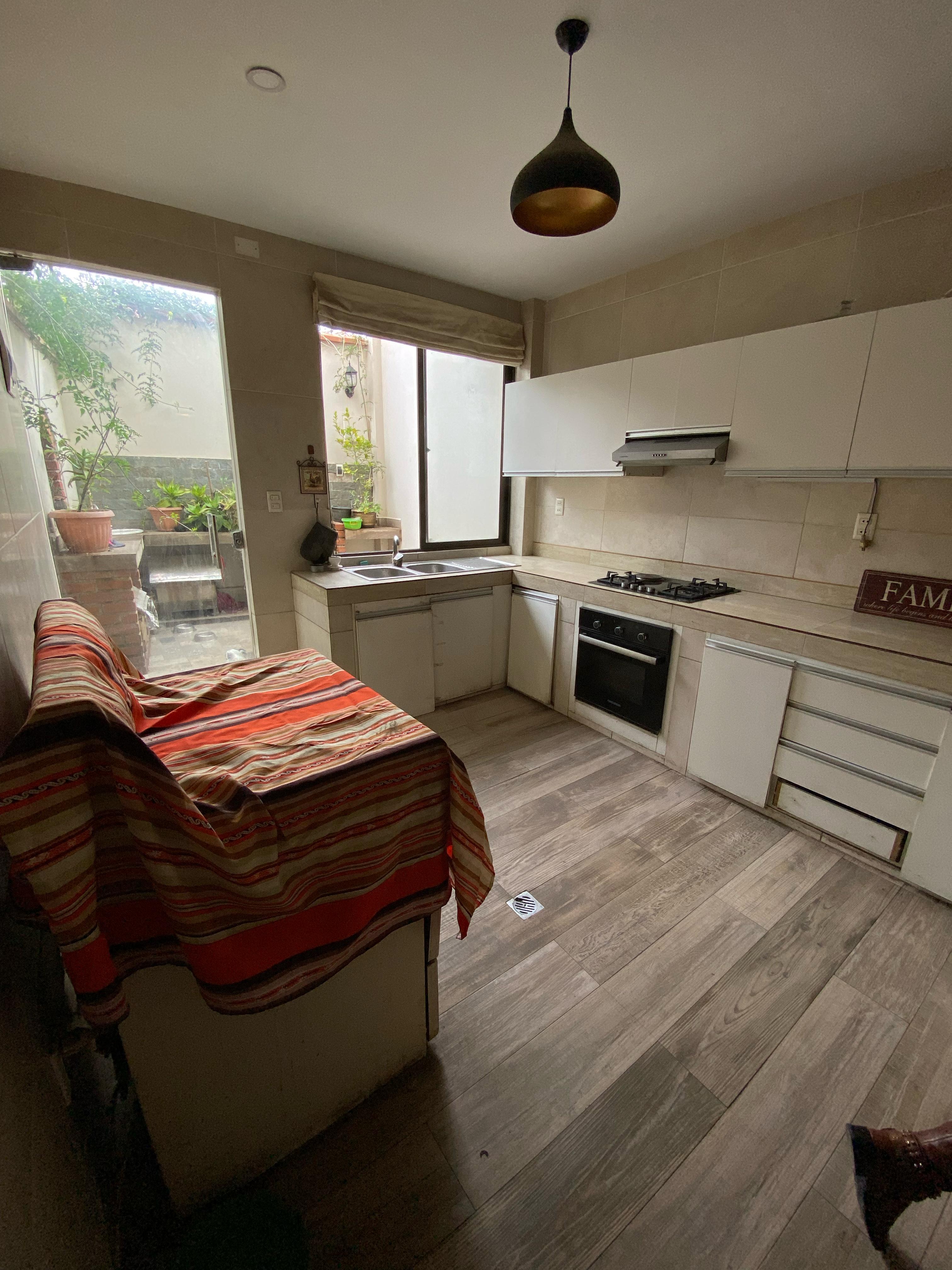 ¡Calacoto! Casa en esquina a precio de terreno 🏡✨