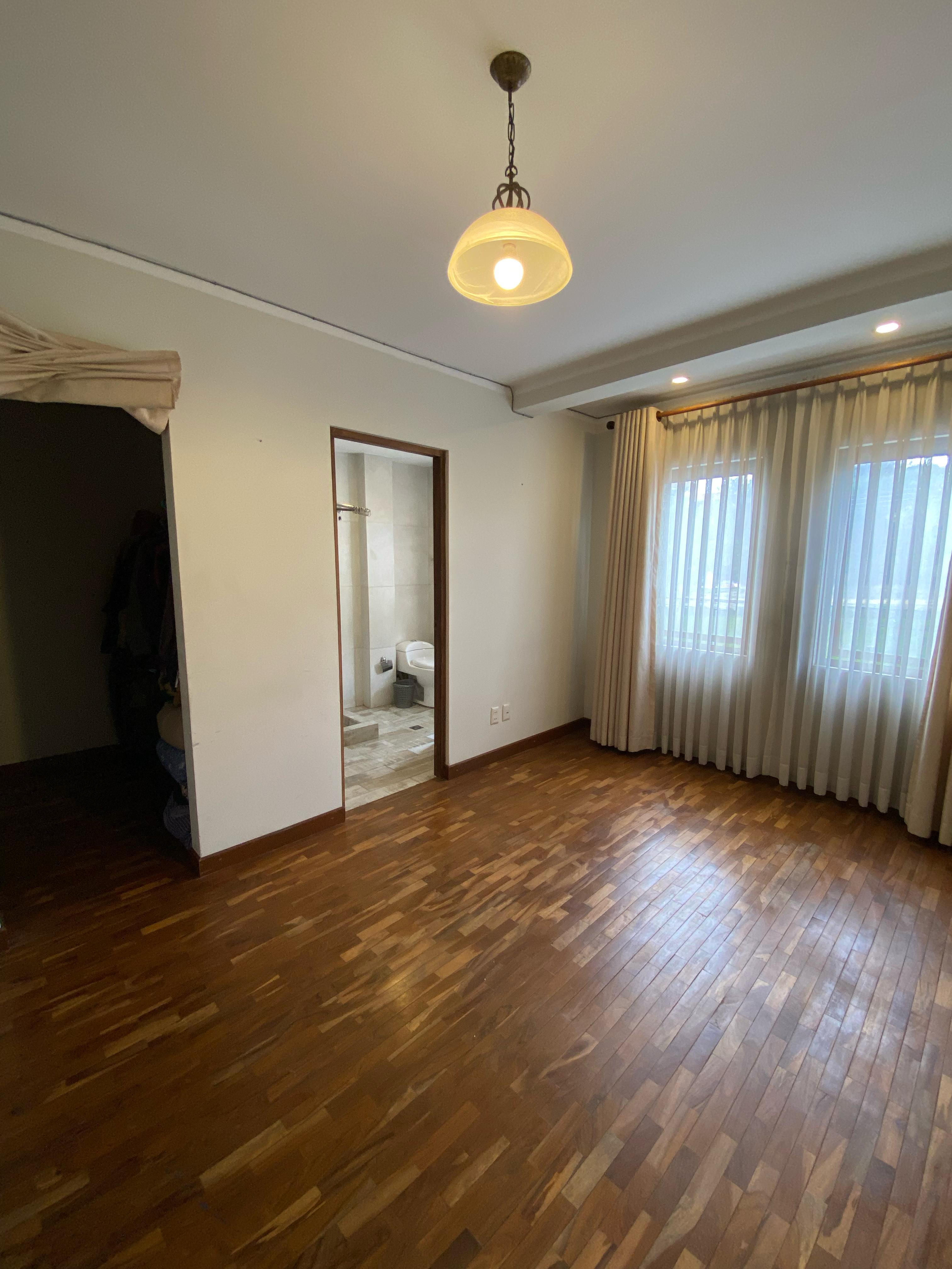 ¡Calacoto! Casa en esquina a precio de terreno 🏡✨