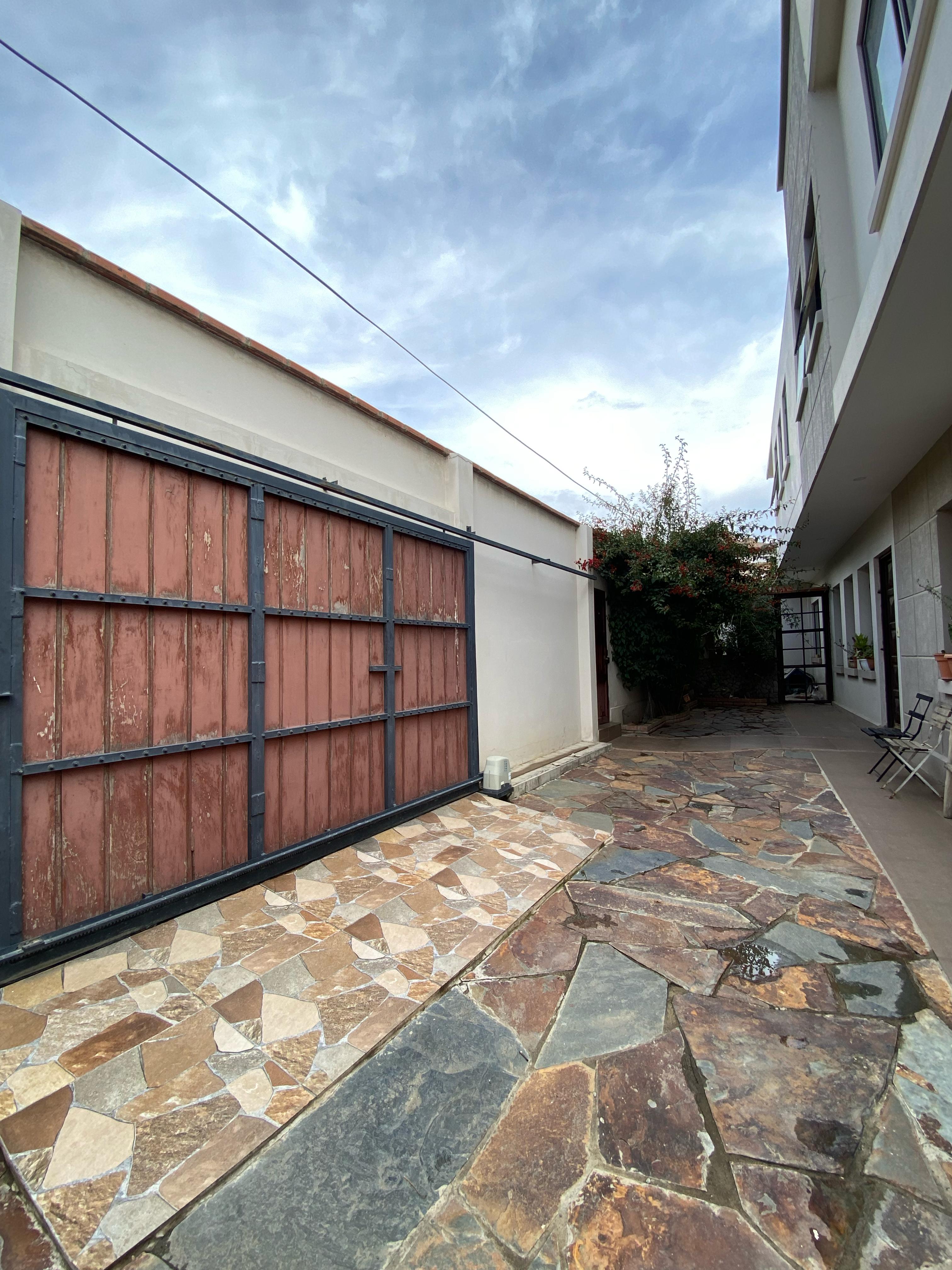 ¡Calacoto! Casa en esquina a precio de terreno 🏡✨