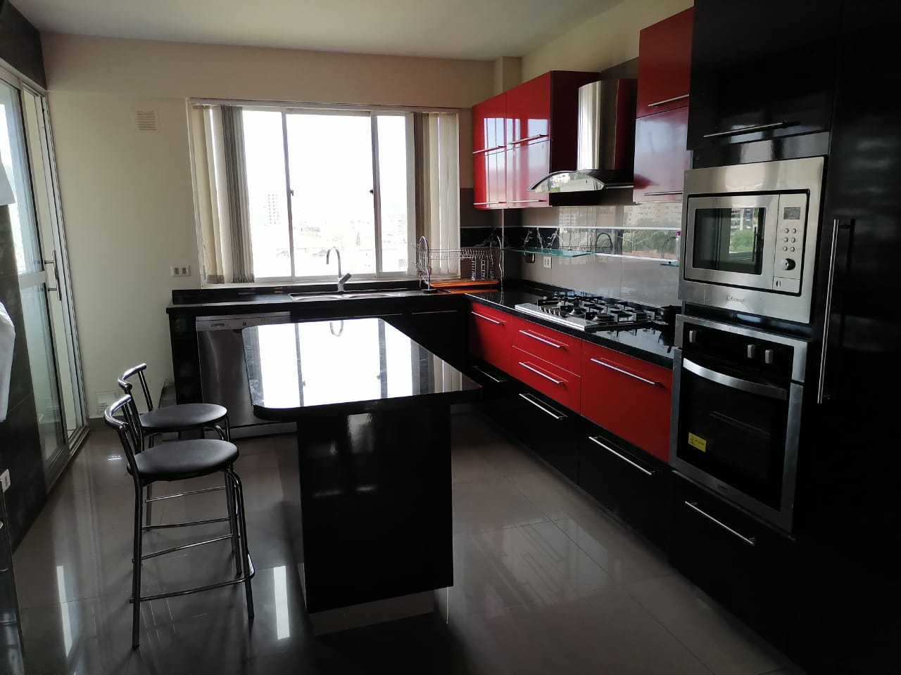 Hermoso penthouse en venta, próximo a la Tadeo Ahenke y Perú. 