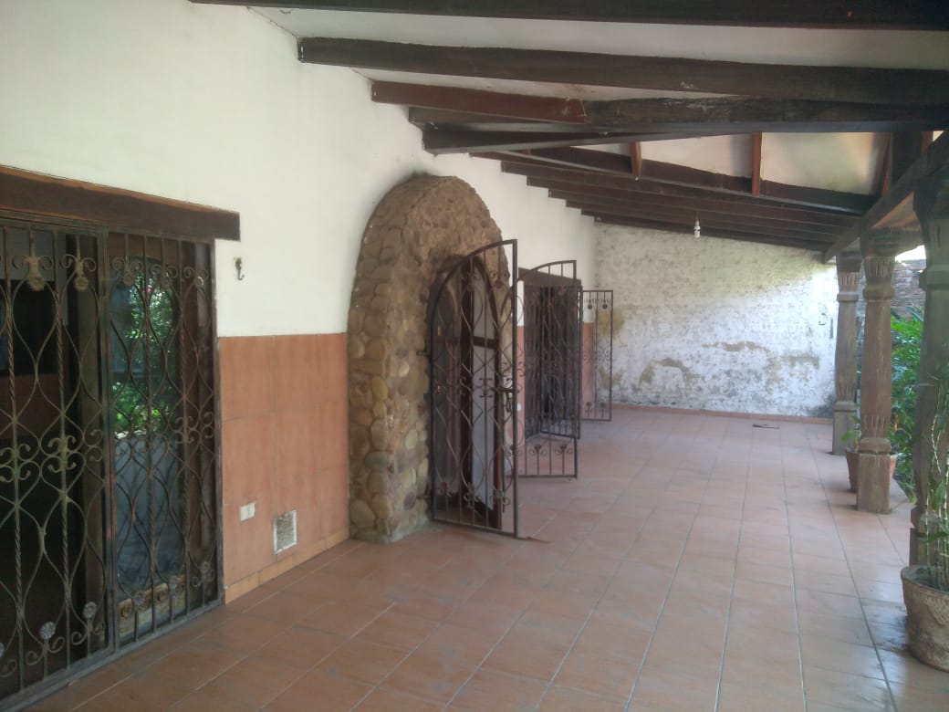 CASA ESTILO CAMPESTRE EN ANTICRETICO - ZONA EL QUIOR SOBRE PAVIMENTO!!!!